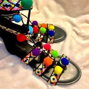 NEW Boho Sandals Sz 9 Bamboo Flat Strappy Sandals Black Multicolored Knit Poms